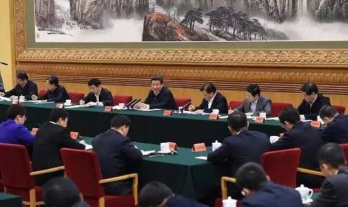 圖為:2015年1月12日,中共中央總書記、國(guó)家主席、中央軍委主席習(xí)近平在北京主持召開座談會(huì),同中央黨校第一期縣委書記研修班學(xué)員進(jìn)行座談并發(fā)表重要講話。 圖為:2015年1月12日,中共中央總書記、國(guó)家主席、中央軍委主席習(xí)近平在北京主持召開座談會(huì),同中央黨校第一期縣委書記研修班學(xué)員進(jìn)行座談并發(fā)表重要講話。